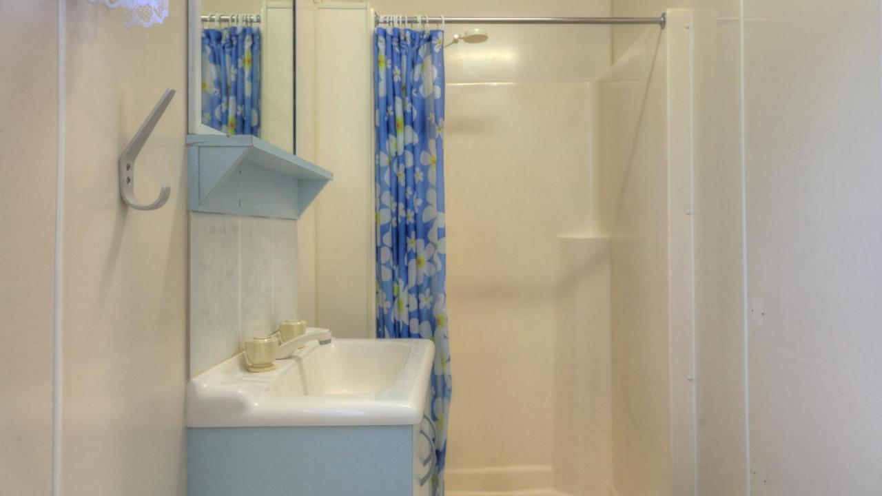 Flying Fish Point Tourist Park Hotel Инисфейл Екстериор снимка