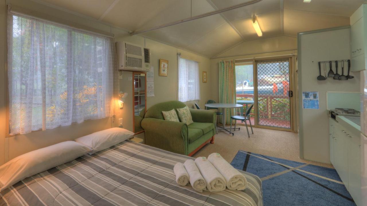 Flying Fish Point Tourist Park Hotel Инисфейл Екстериор снимка