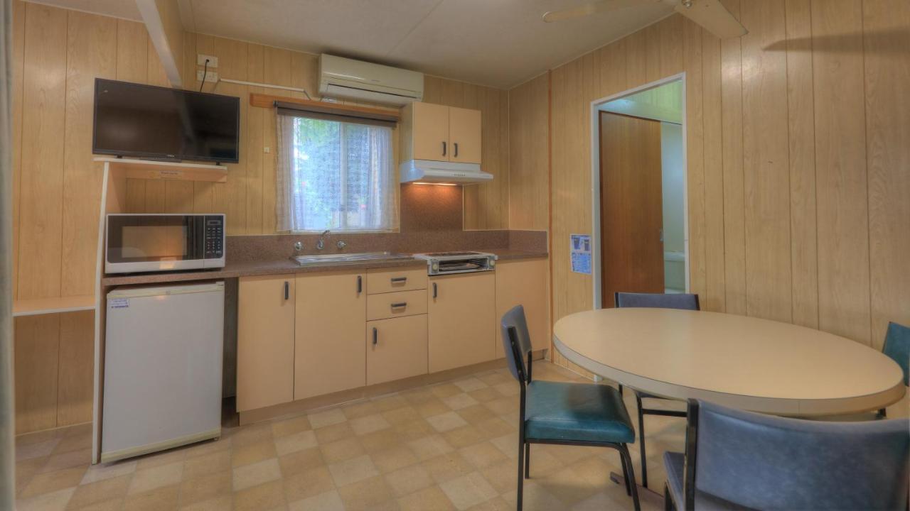 Flying Fish Point Tourist Park Hotel Инисфейл Екстериор снимка