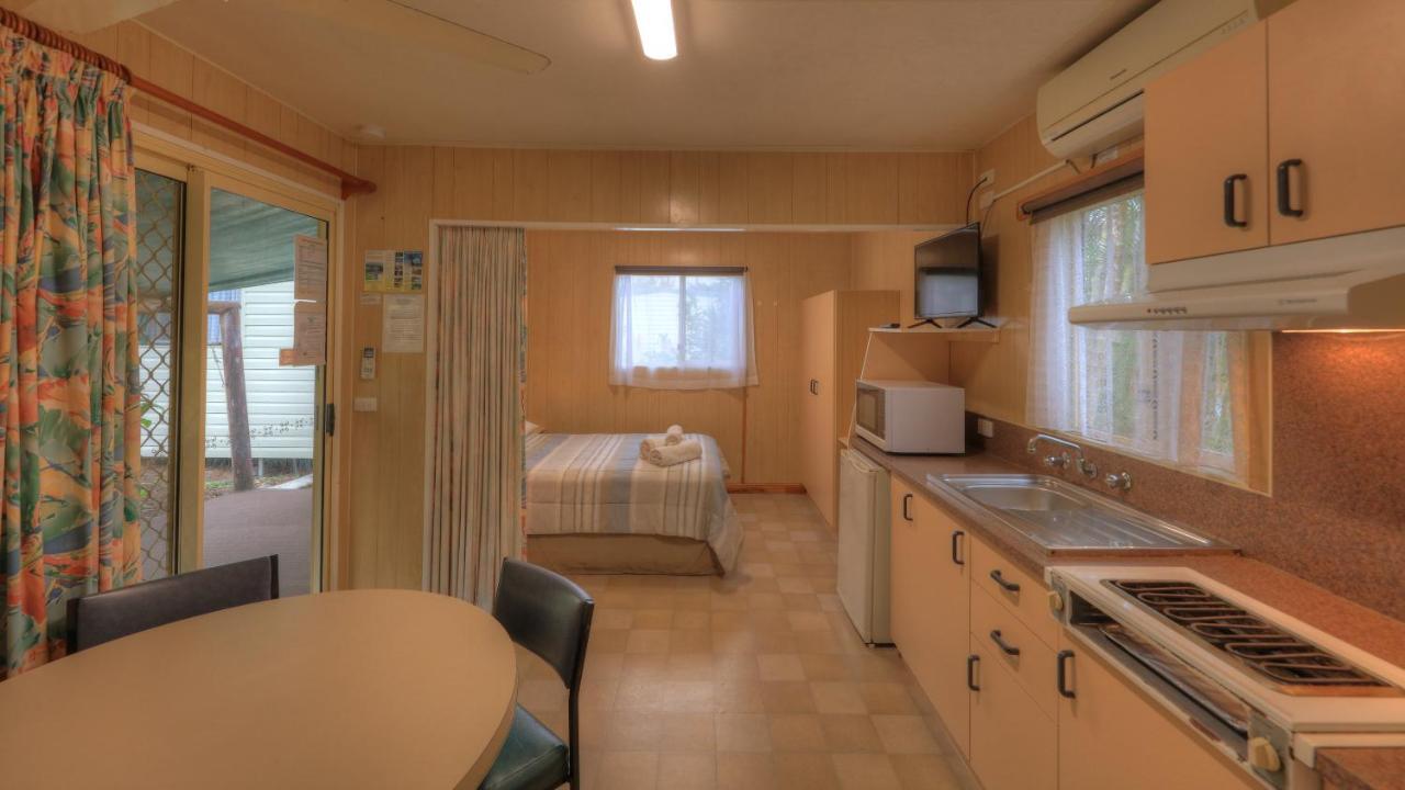 Flying Fish Point Tourist Park Hotel Инисфейл Екстериор снимка