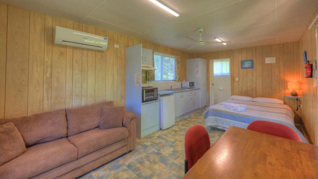 Flying Fish Point Tourist Park Hotel Инисфейл Екстериор снимка