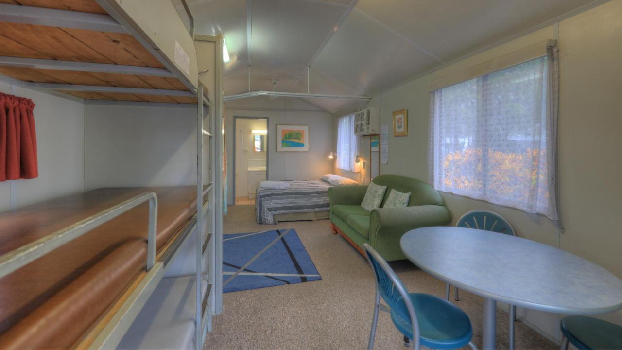 Flying Fish Point Tourist Park Hotel Инисфейл Екстериор снимка
