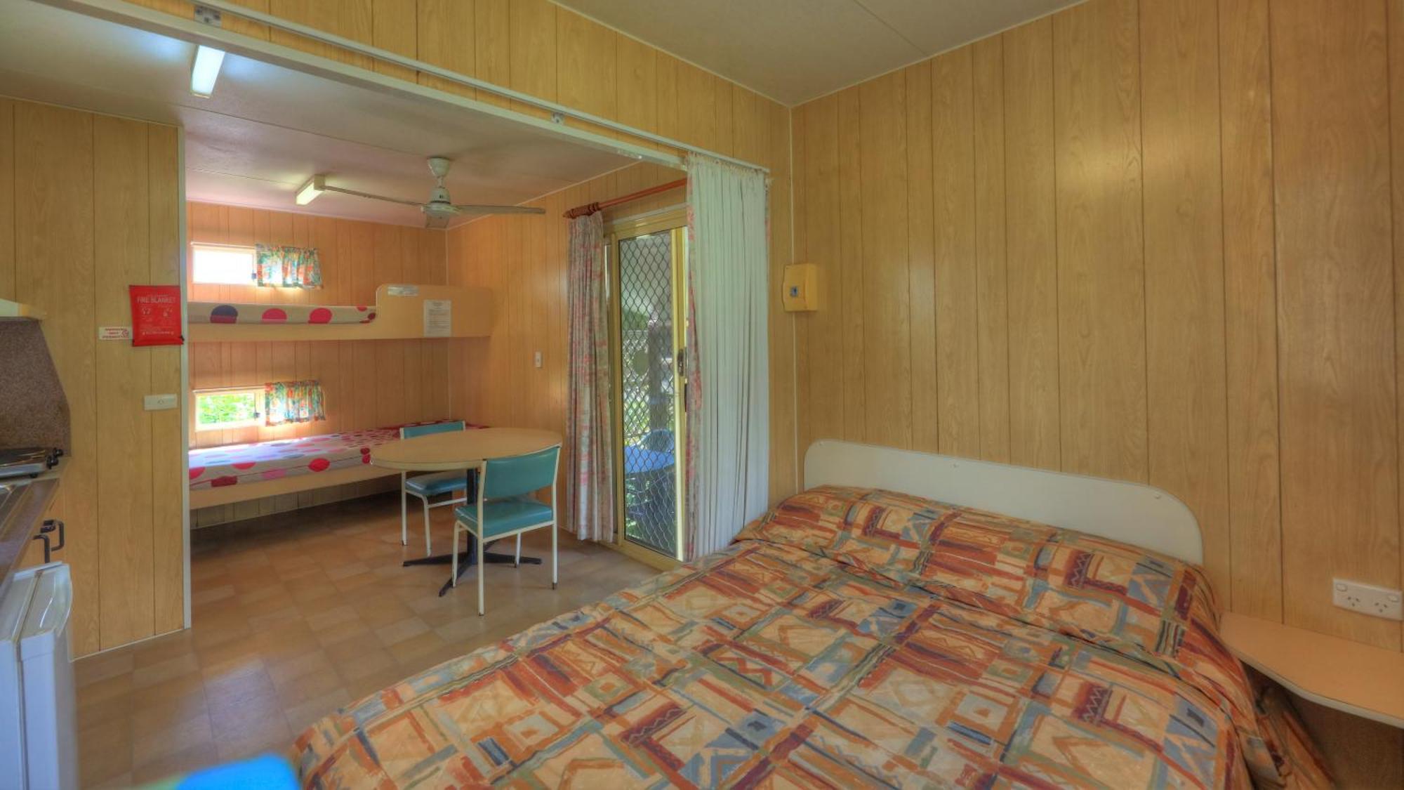 Flying Fish Point Tourist Park Hotel Инисфейл Екстериор снимка