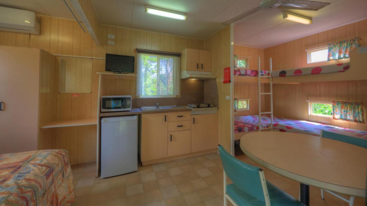 Flying Fish Point Tourist Park Hotel Инисфейл Екстериор снимка